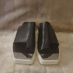 Stylish Black Women's Sandals.  DKNY (DONNA KAREN NEW YORK).  Leather.  Size 9M.